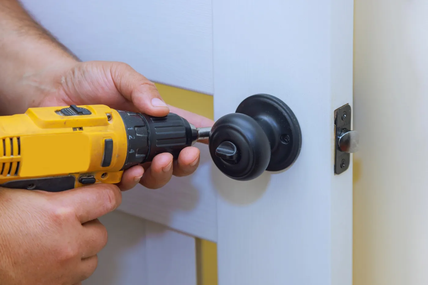 Pose soignée d'une serrure de porte lors d'une intervention à Puteaux